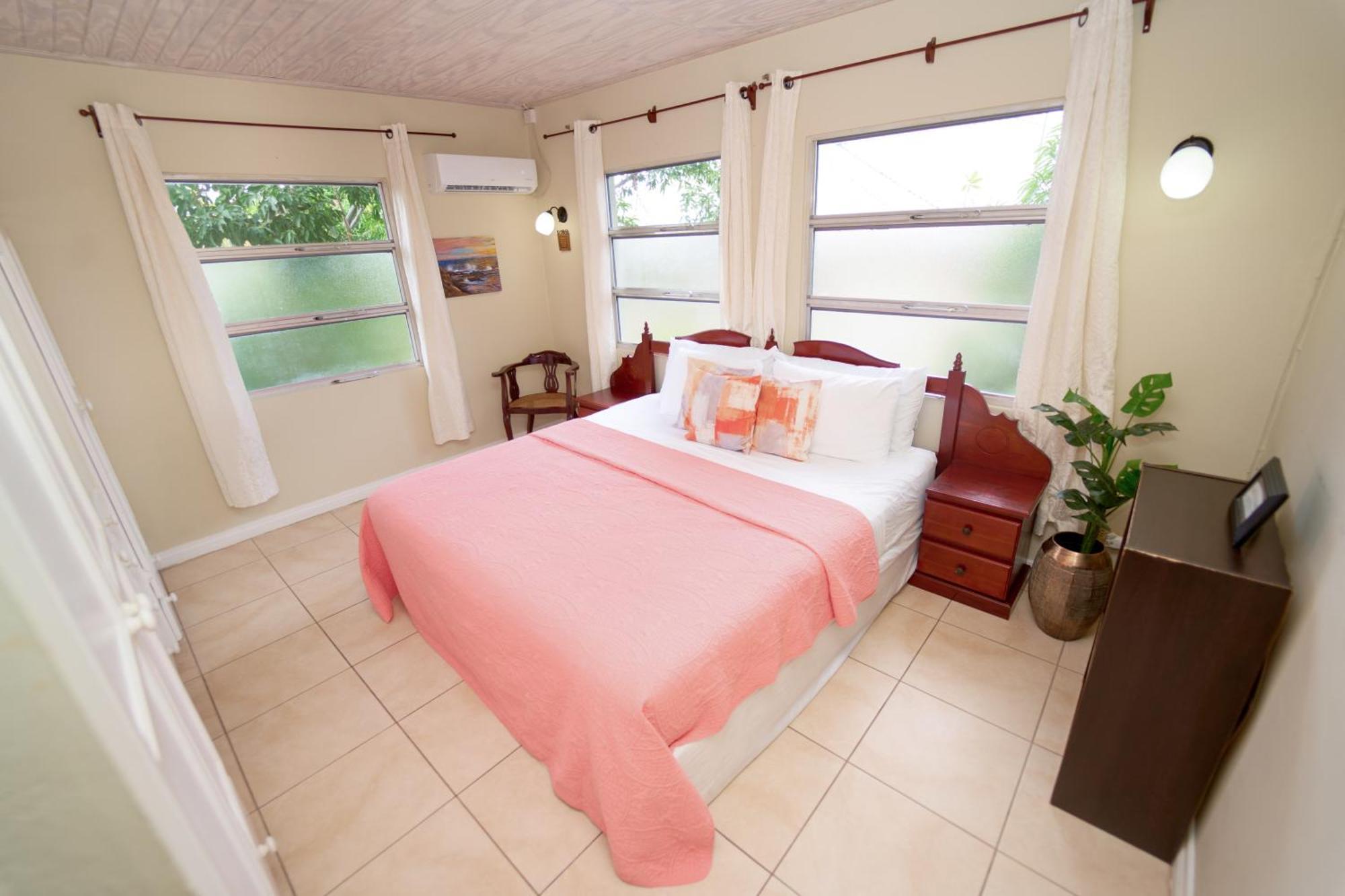 Spacious 3-Bedroom Home - Regency Park Bridgetown Exterior foto
