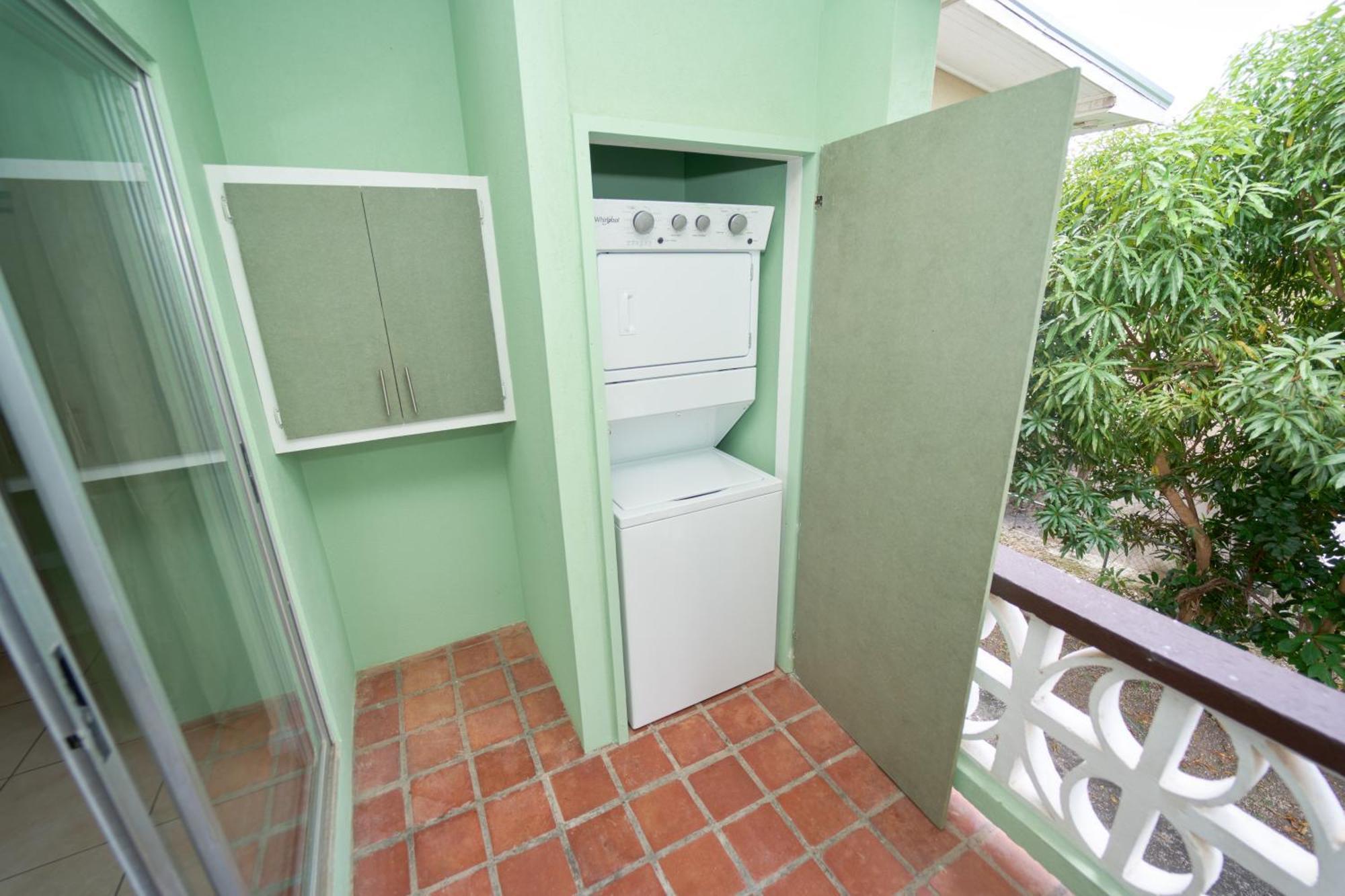 Spacious 3-Bedroom Home - Regency Park Bridgetown Exterior foto
